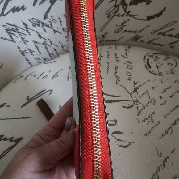 Michael Kors zip large wallet in orange/white - Picture 2 of 12